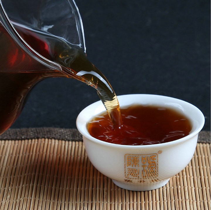 how to get rid of dark spots through black tea water