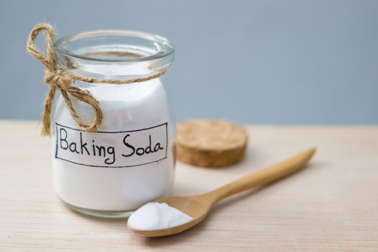 How to apply baking soda on face